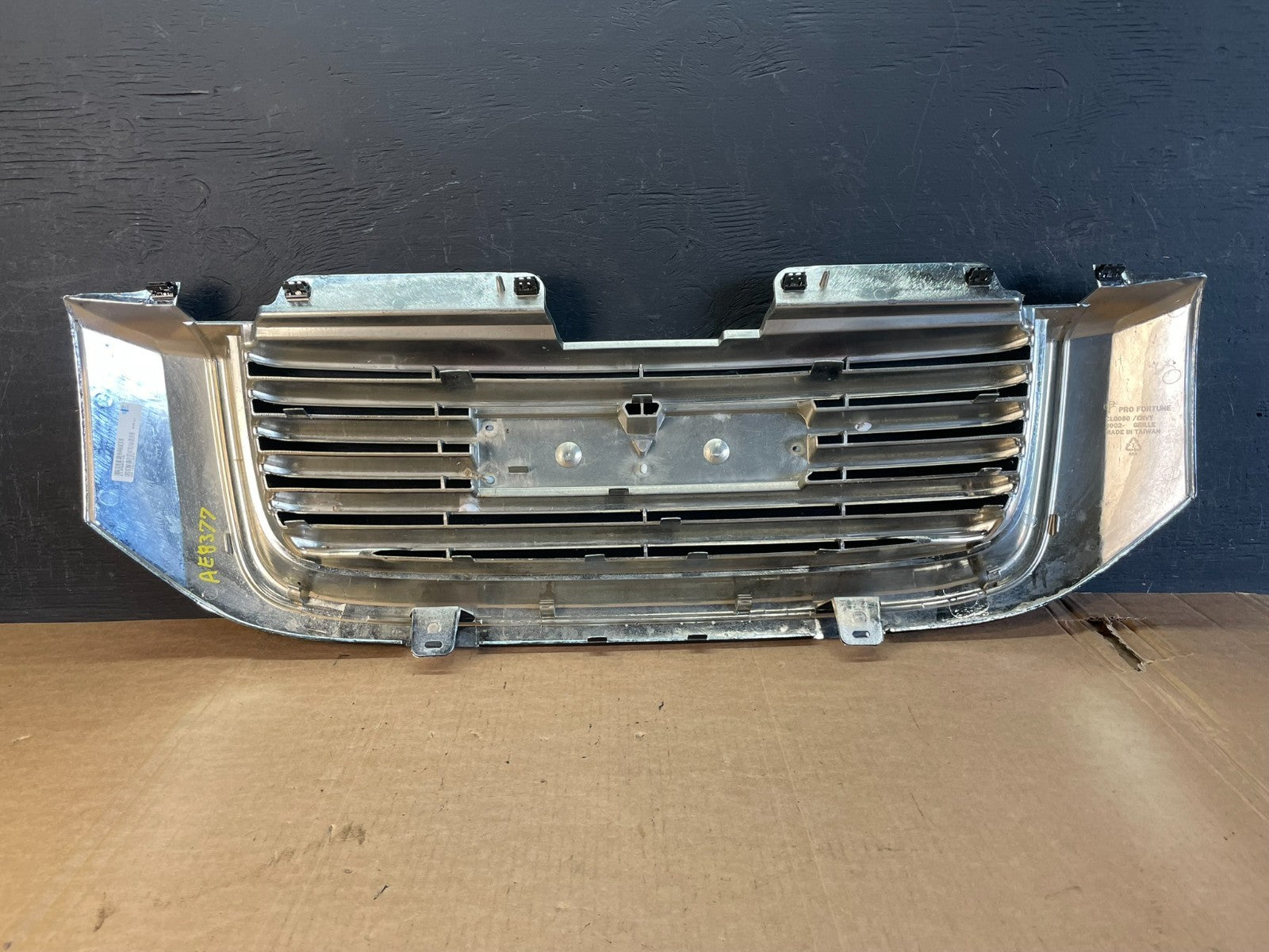 2002 to 2009 Gmc Envoy Front Upper Grill Grille AE8377 DW4