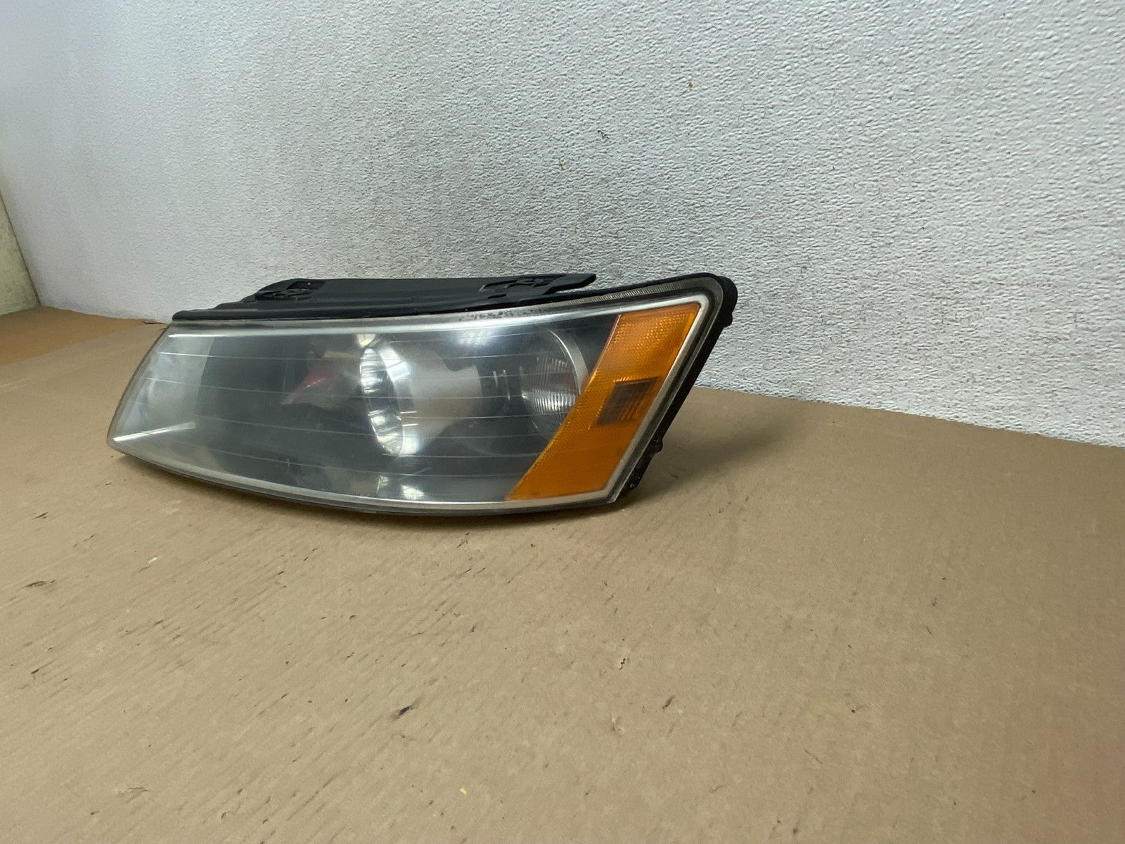 2006 to 2008 Hyundai Sonata Left Driver LH Side Headlight Halogen AG7909 DW2