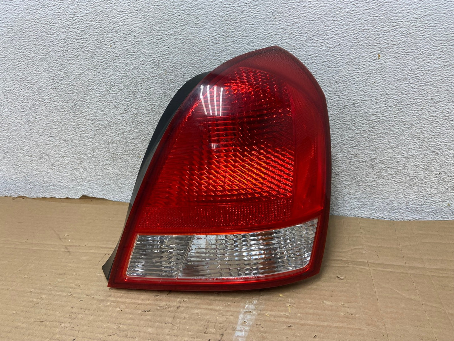 2001 2002 2003 Hyundai Elantra Right Passenger Rh Tail Light AG9087 LK0