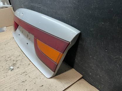 2000-2002 Saturn SL2 Sedan Center Tail Light Lid Trunk Rear Panel  V6799 DG1