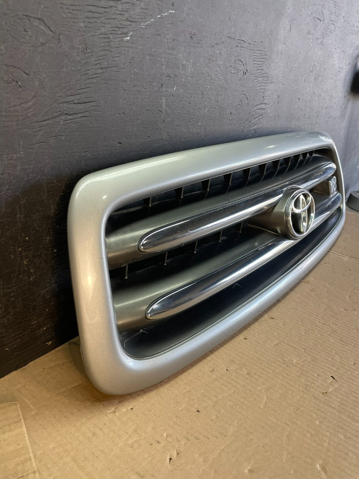 2001 to 2004 Toyota Sequoia Front Upper Grill Grille W/ Emblem AE3715 DG2