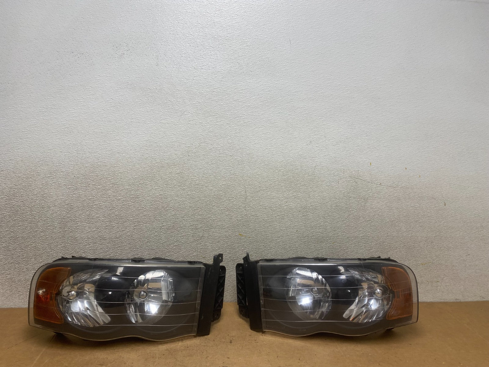 2002 to 2005 Dodge Ram Left+Right Side Halogen Headlights X5331 DW0