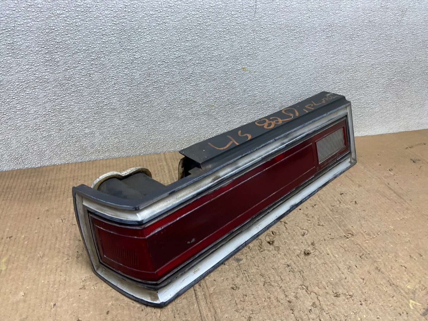 1984 Chrysler Diplomat Left Driver LH Tail Light Oem aa8571 DG2