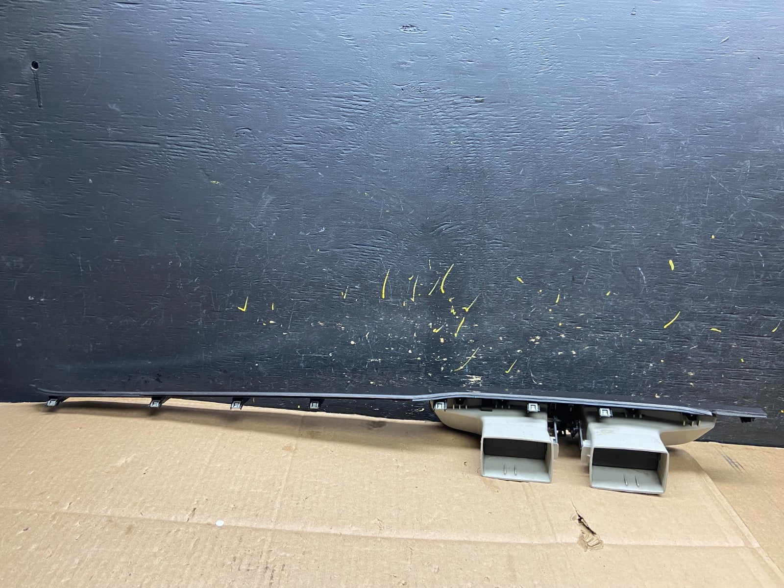 2009 to 2014 Volkswagen Routan Dash Center Trim Bezel Panel Vents y2523 DG3