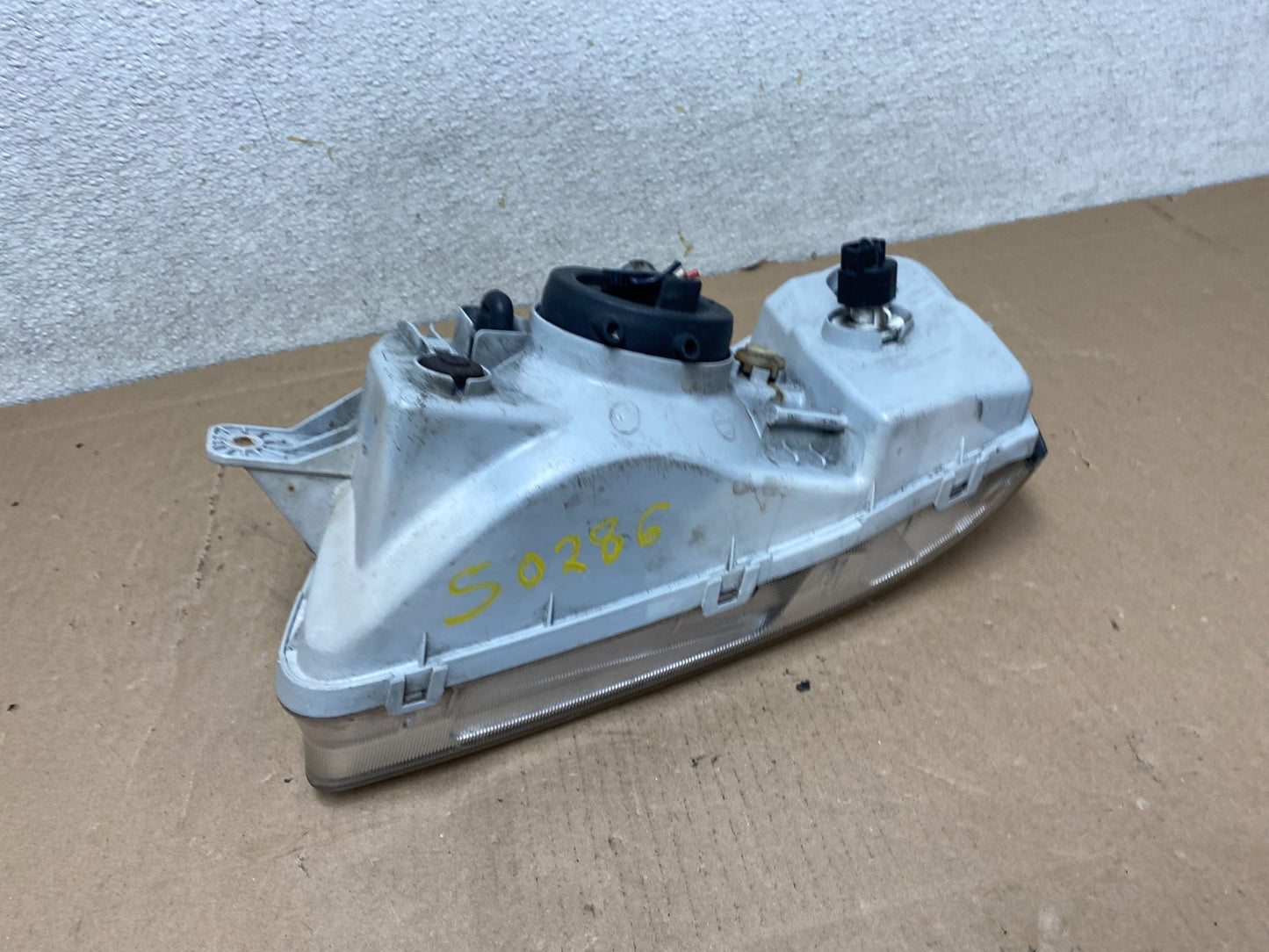 2000-2002 Hyundai Accent Right Passenger Halogen Headlight S0286 DW8