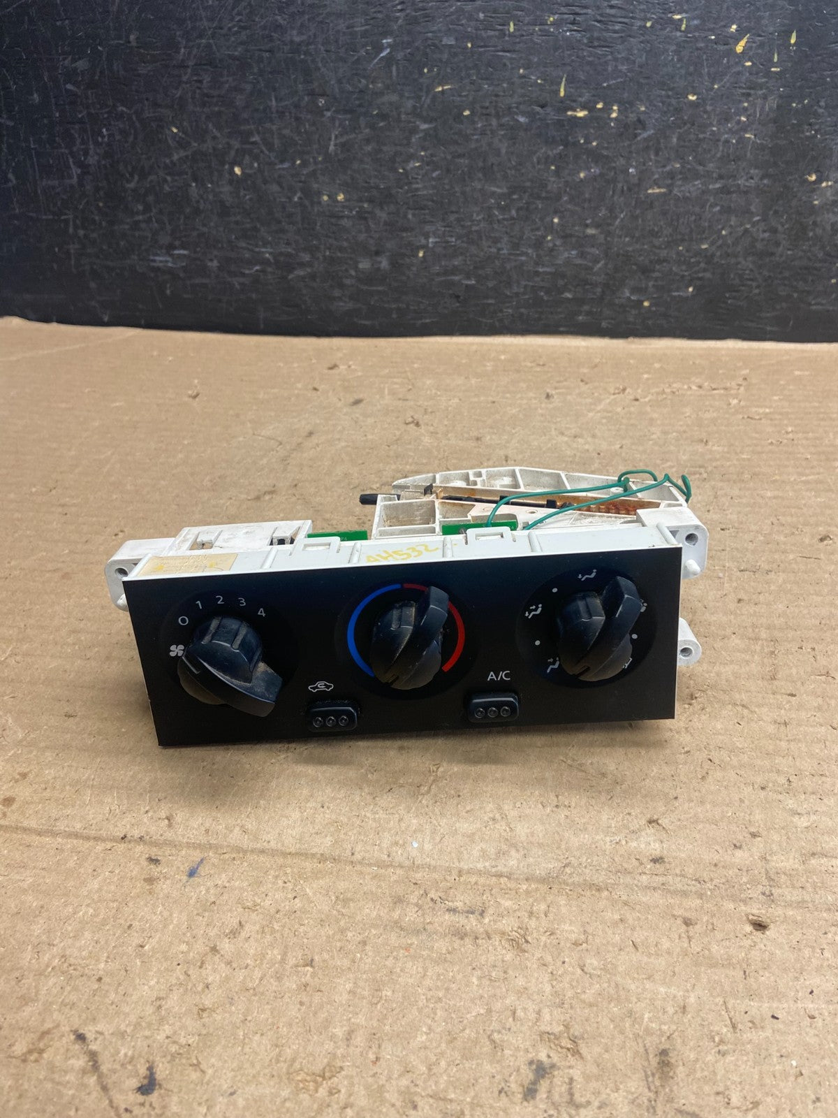 2001 to 2004 Nissan Xterra Frontier Temperature Climate Control A/C ah5328 DG0