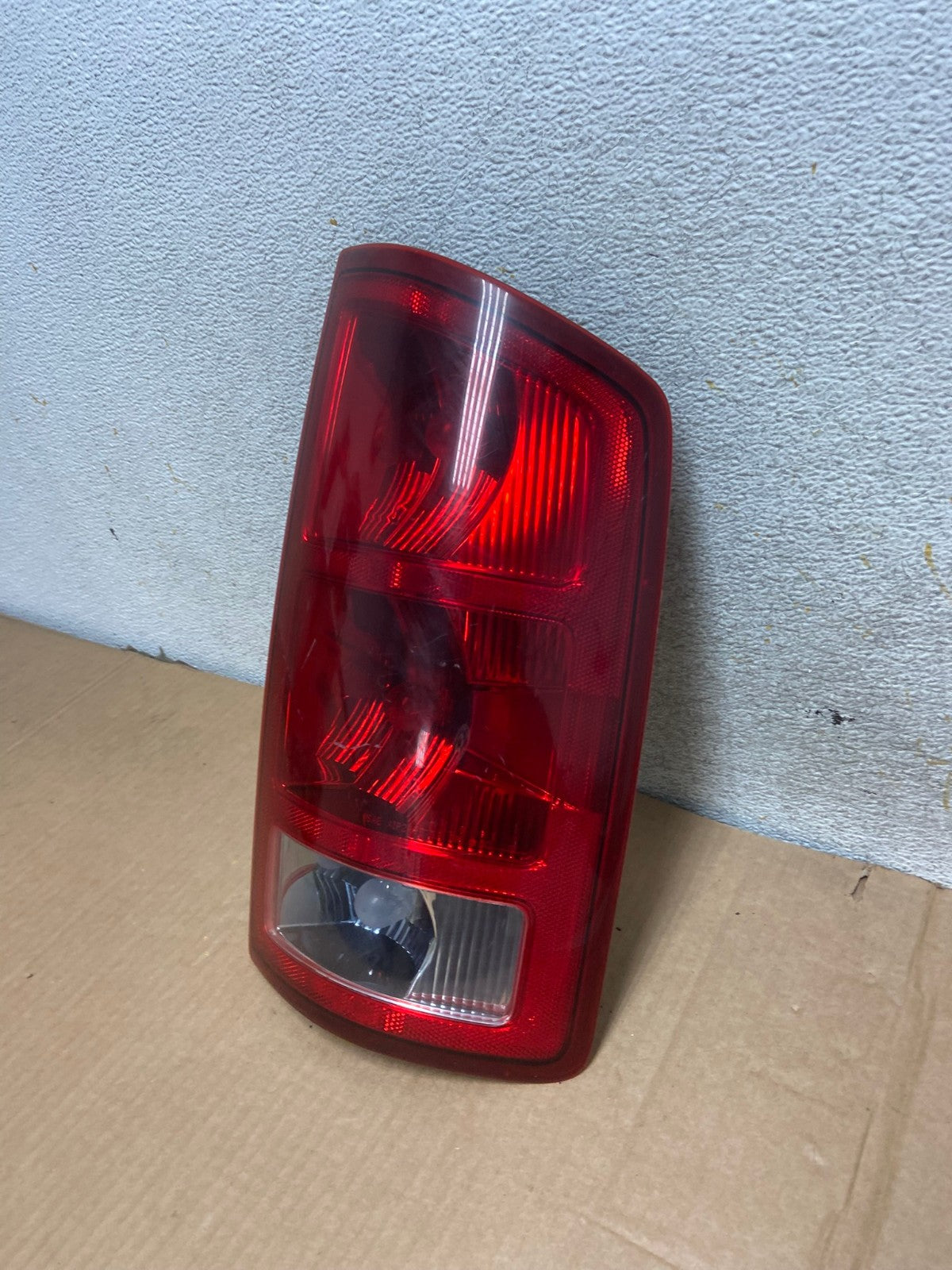 2002 to 2006 Dodge Ram 1500 Right passenger Rh side Tail Light AI6880 LK1
