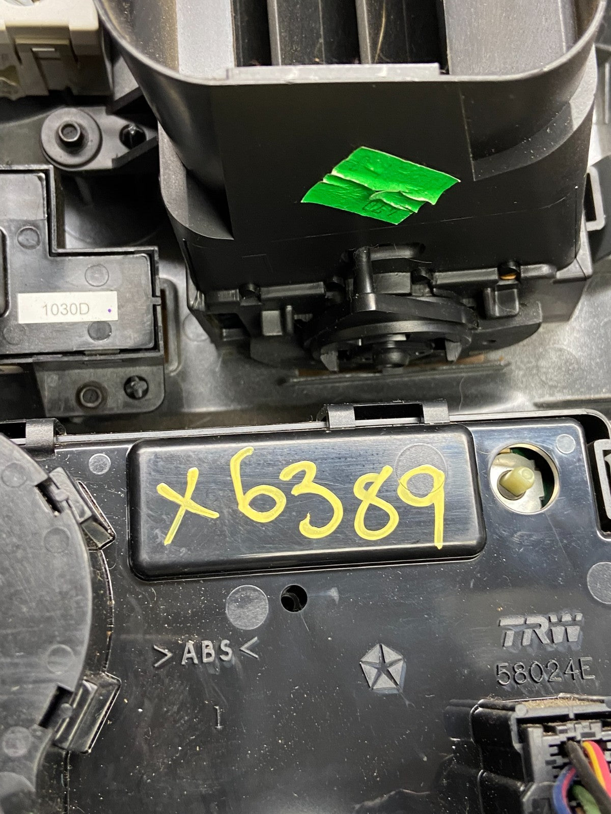 2008-2010 Chrysler Town Country Climate Control Panel Center Dash Trim X6389  DG8