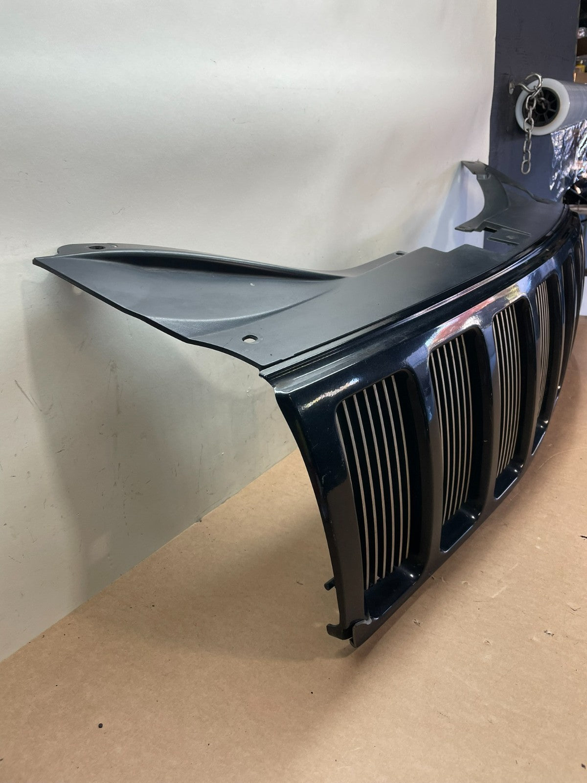 2005 2006 2007 Jeep Grand Cherokee Front Upper Grill Grille AJ1274 DG2