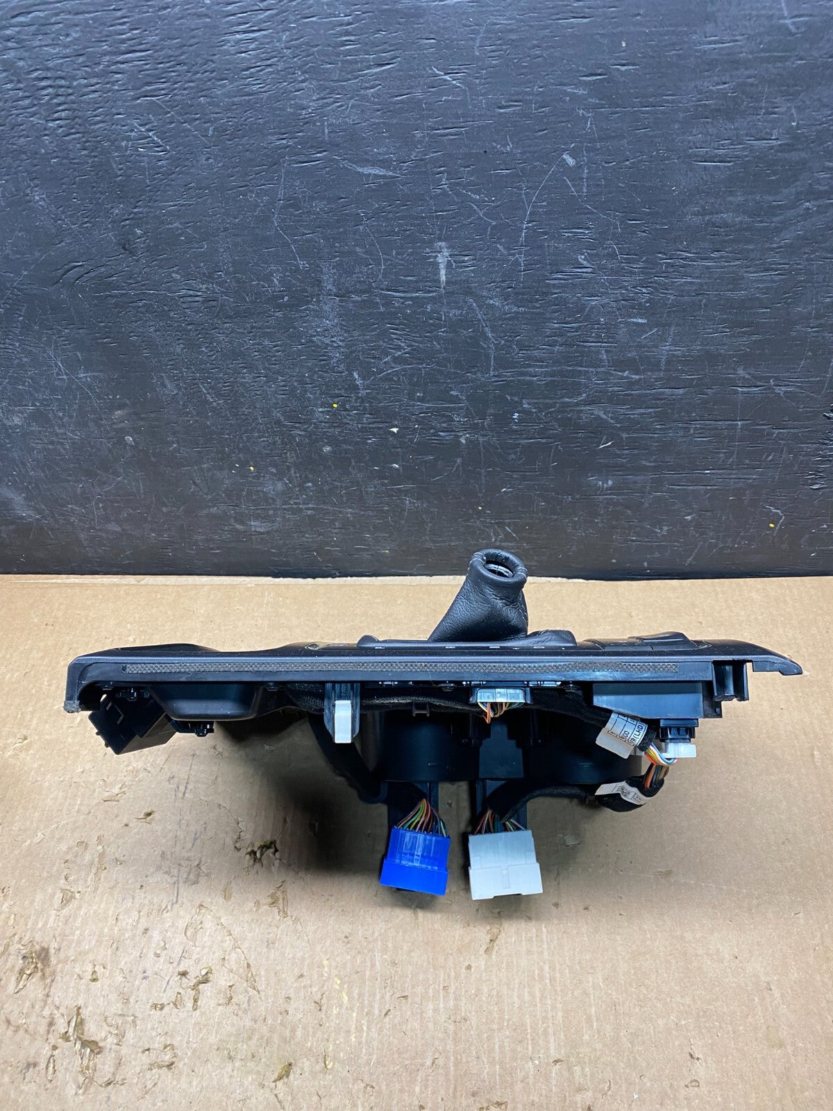 2015-2018 Kia Sedona Console Cover Shifter Lever B3521-505115 Cup Holder H21494