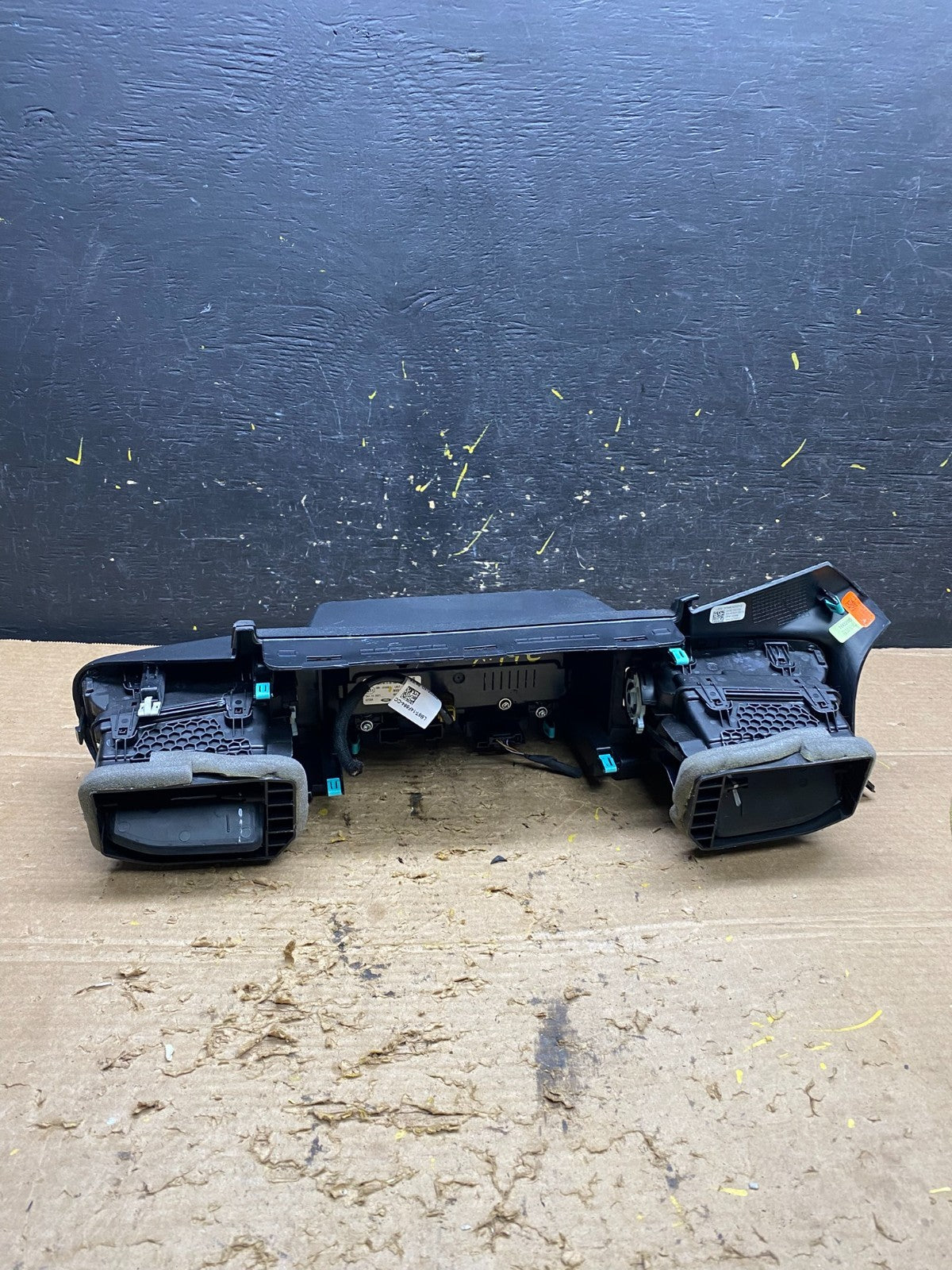 2020 to 2023 Ford  Explorer Console Radio Display Screen Air Vents Oem X1492 DG3