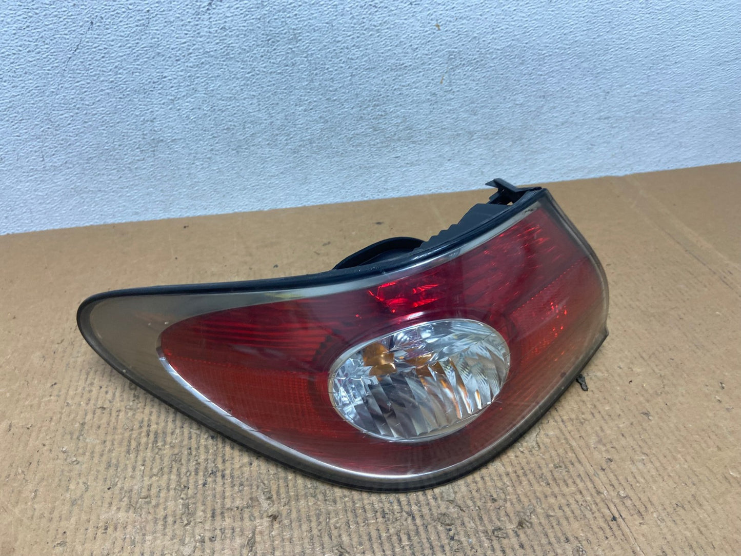 2002 to 2004 Lexus ES300 ES330 Left Driver Side Tail Light AE2886 LK2