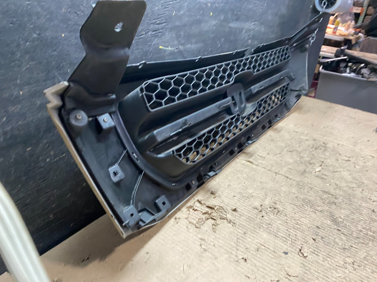 2003 2004 2005 Honda Pilot Front Upper Grill Grille Aftermarket V4319 DG5