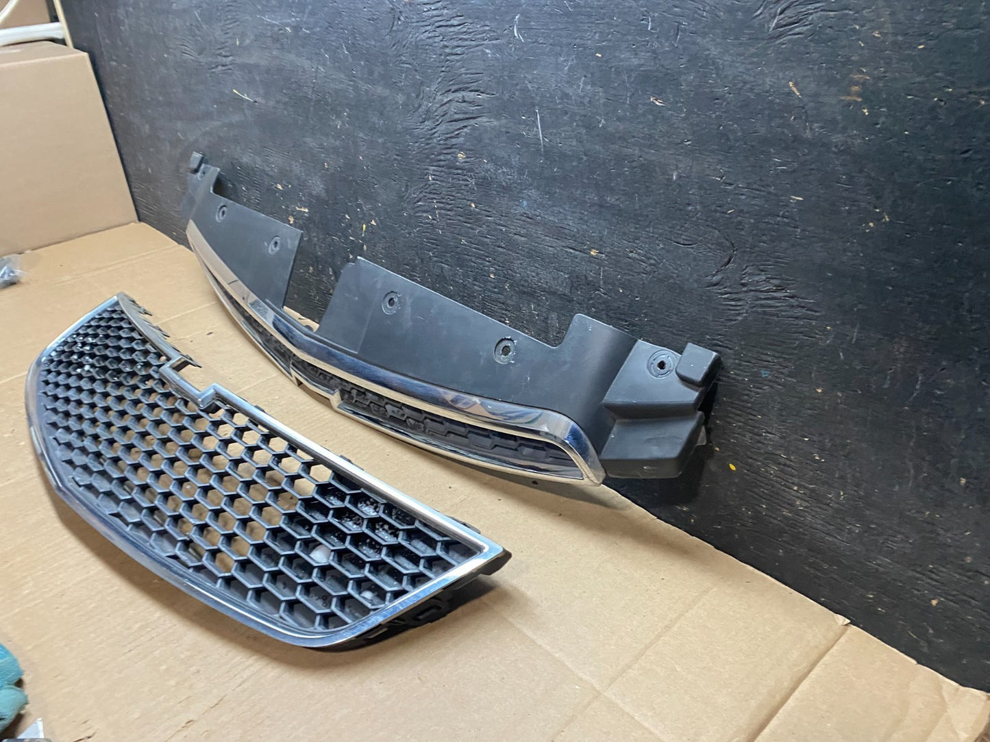 2011 to 2014 Chevrolet Cruze Upper Lower Set Grill Grille V7299 DG1
