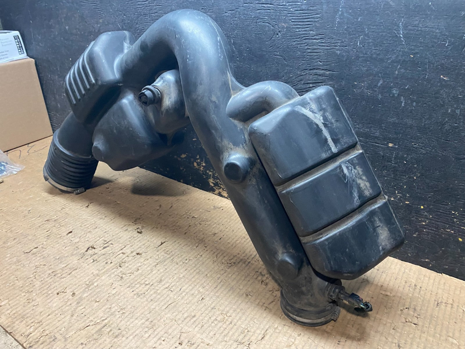 2011 - 2013 Dodge Durango 3.6L Resonator Air Intake Tube Y6709 DG2