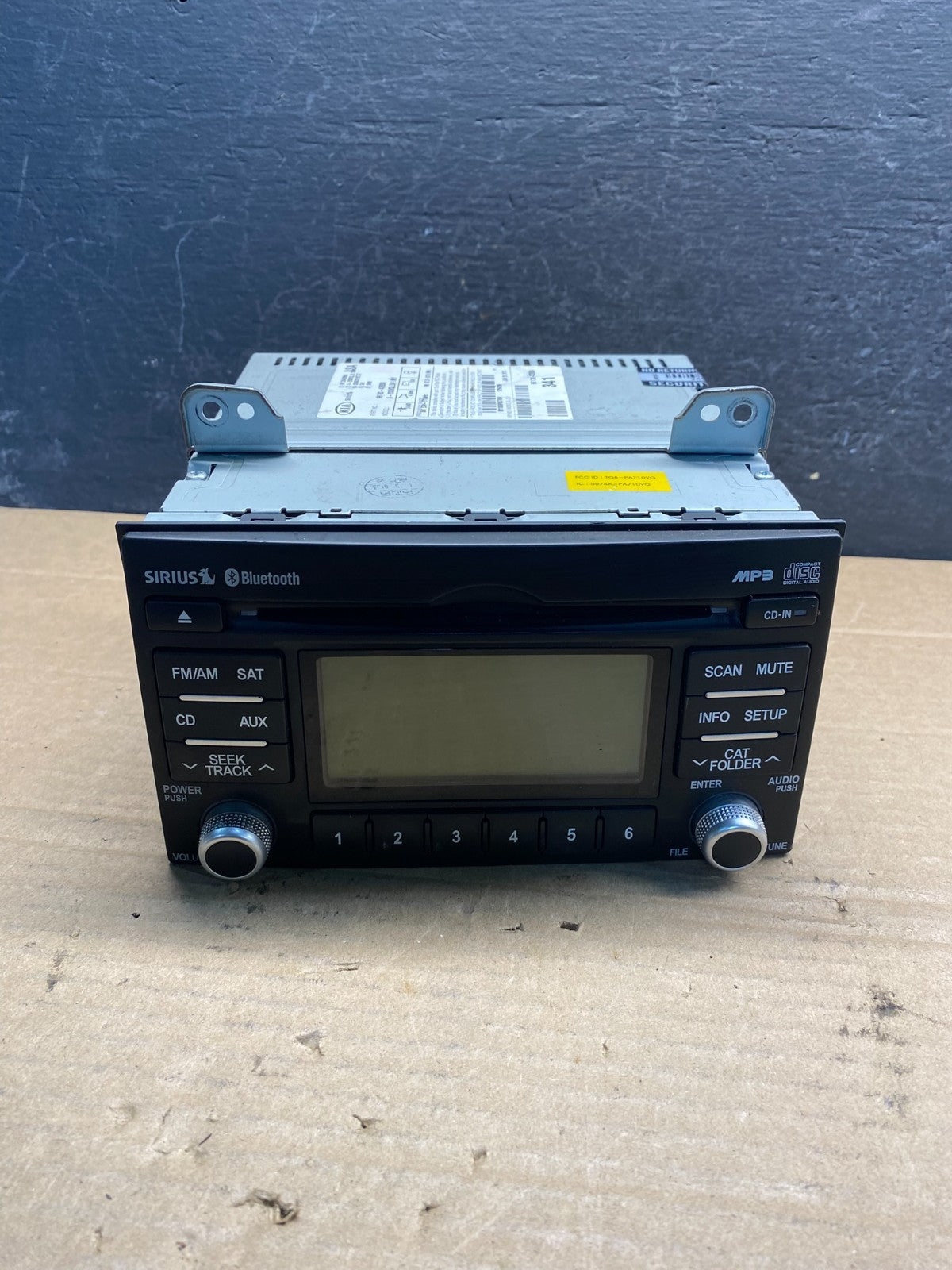 2011 to 2014 Kia Sedona Radio Stereo Receiver AM FM CD Player Sirius AE8168 DG0