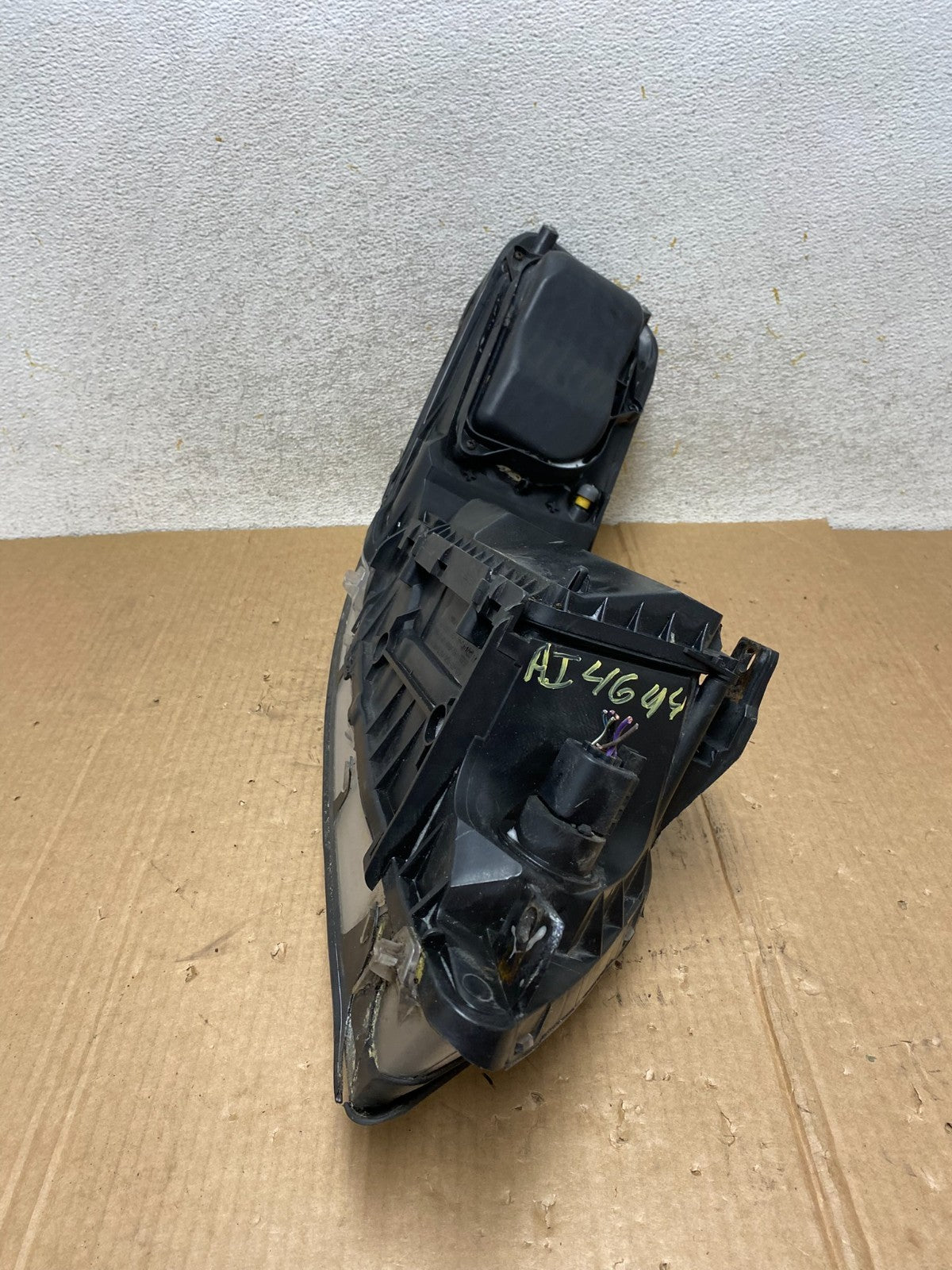 2005 to 2011 Lincoln Town Car Left Driver LH Side Headlight AI4644 DW7