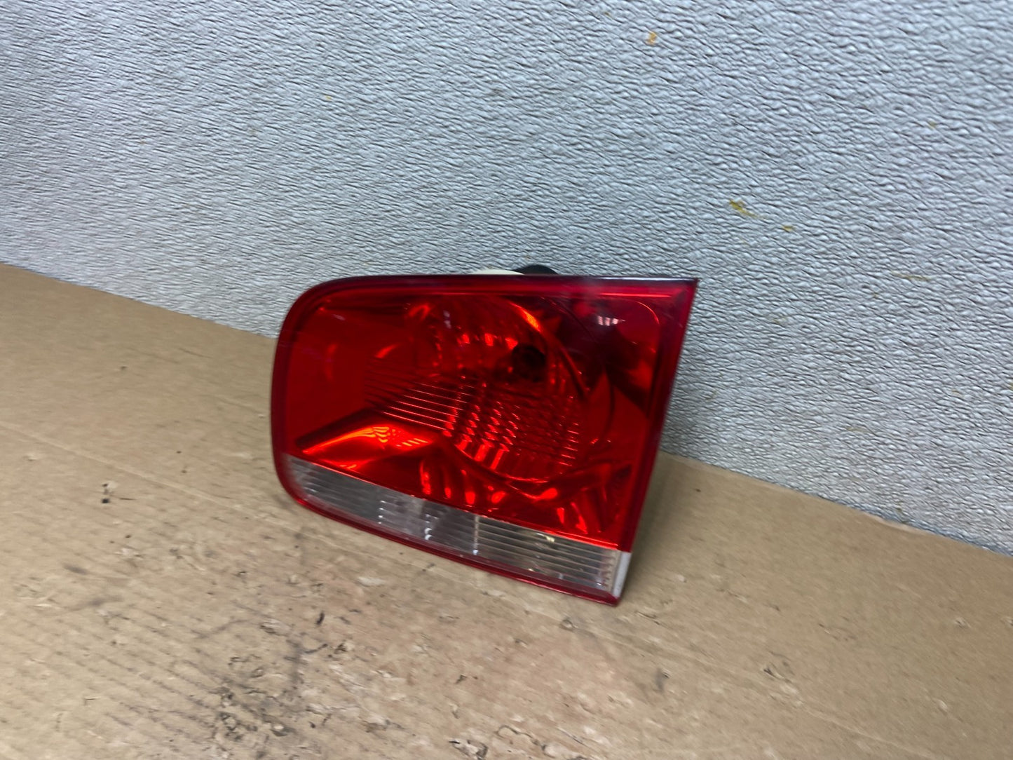 2004-2007 Volkswagen Touareg Right Passenger RH Inner Tail Light Oem AB4677 LK1