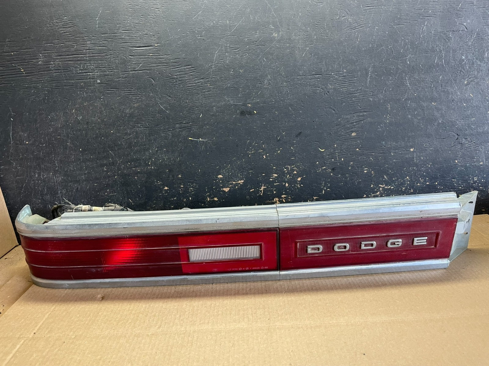 1988-1993 Dodge Dynasty Left+ Center Trunk Tail Light Lamp Panel Oem AA6011 DG0