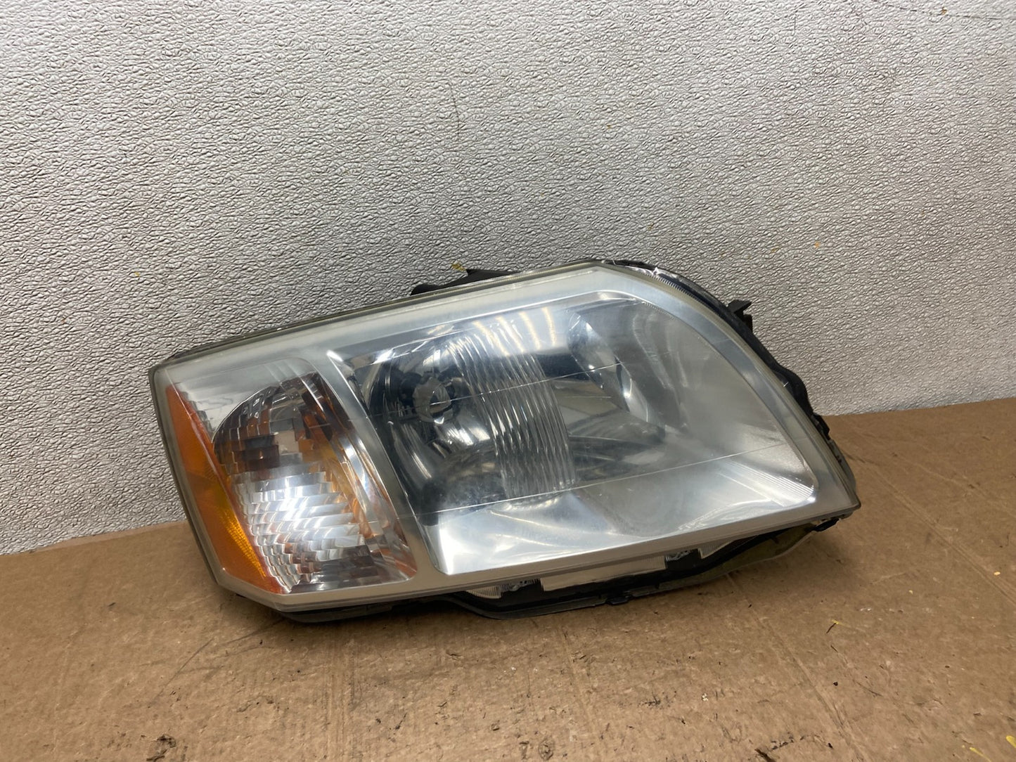 2004 - 2011 Mitsubishi Endeavor Headlight Right Passenger Rh Side Oem AA3844 DW0