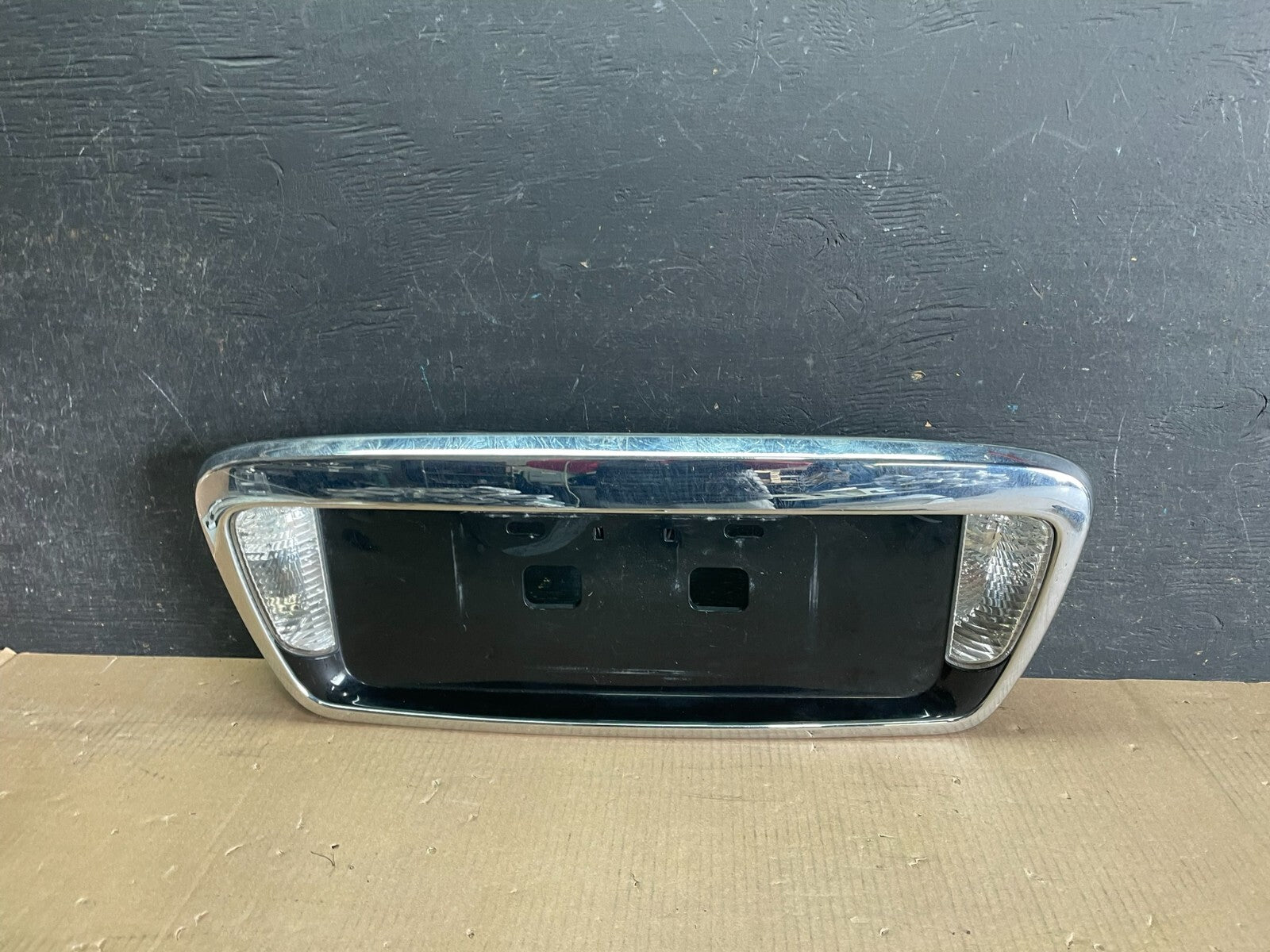 2004 to 2006 Kia Amanti Rear Panel Hatch Gate License Plate L9192 DG0