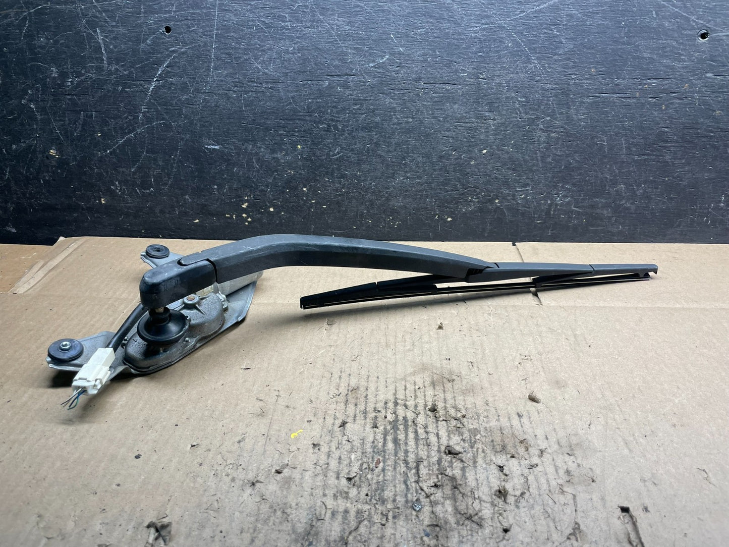 2004 to 2009 Toyota Prius Rear Wiper Windshield Motor V9197 DG4