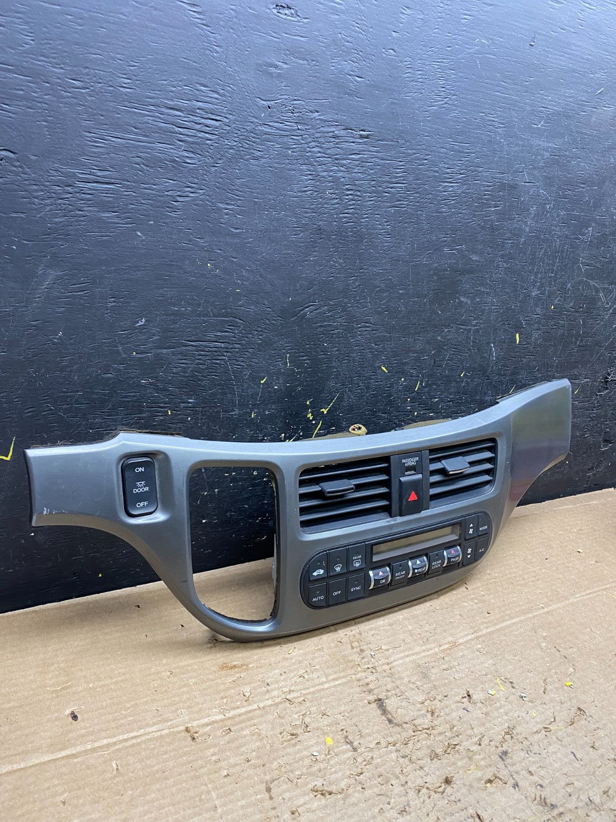 2005 to 2010 Honda Odyssey  Radio Climate Control Dash Trim Bezel X1378 DG1