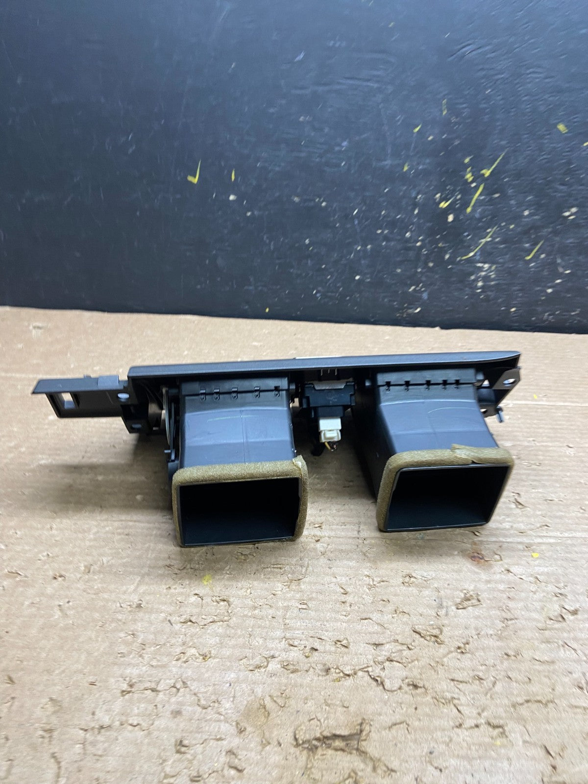 2006 to 2011 Cadillac DTS Dash Center Air Vent Heater Bezel OEM W3077 DG4