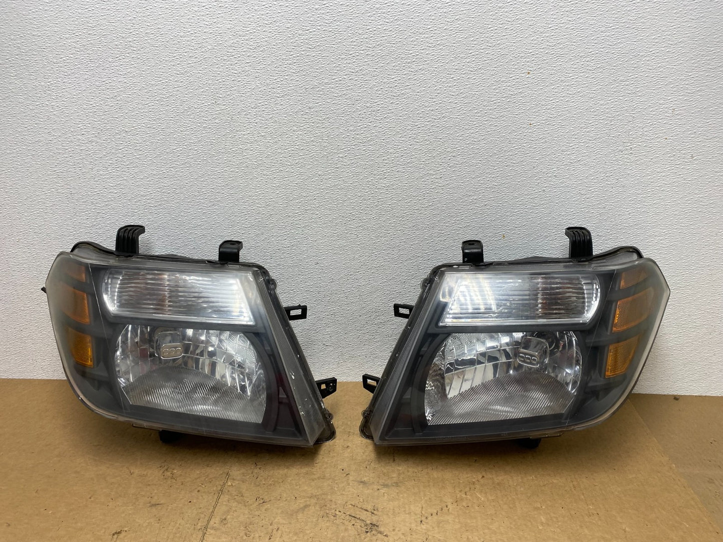 2008 to 2012 Nissan Pathfinder Halogen Headlight Left+Right Set AC3580 DW0
