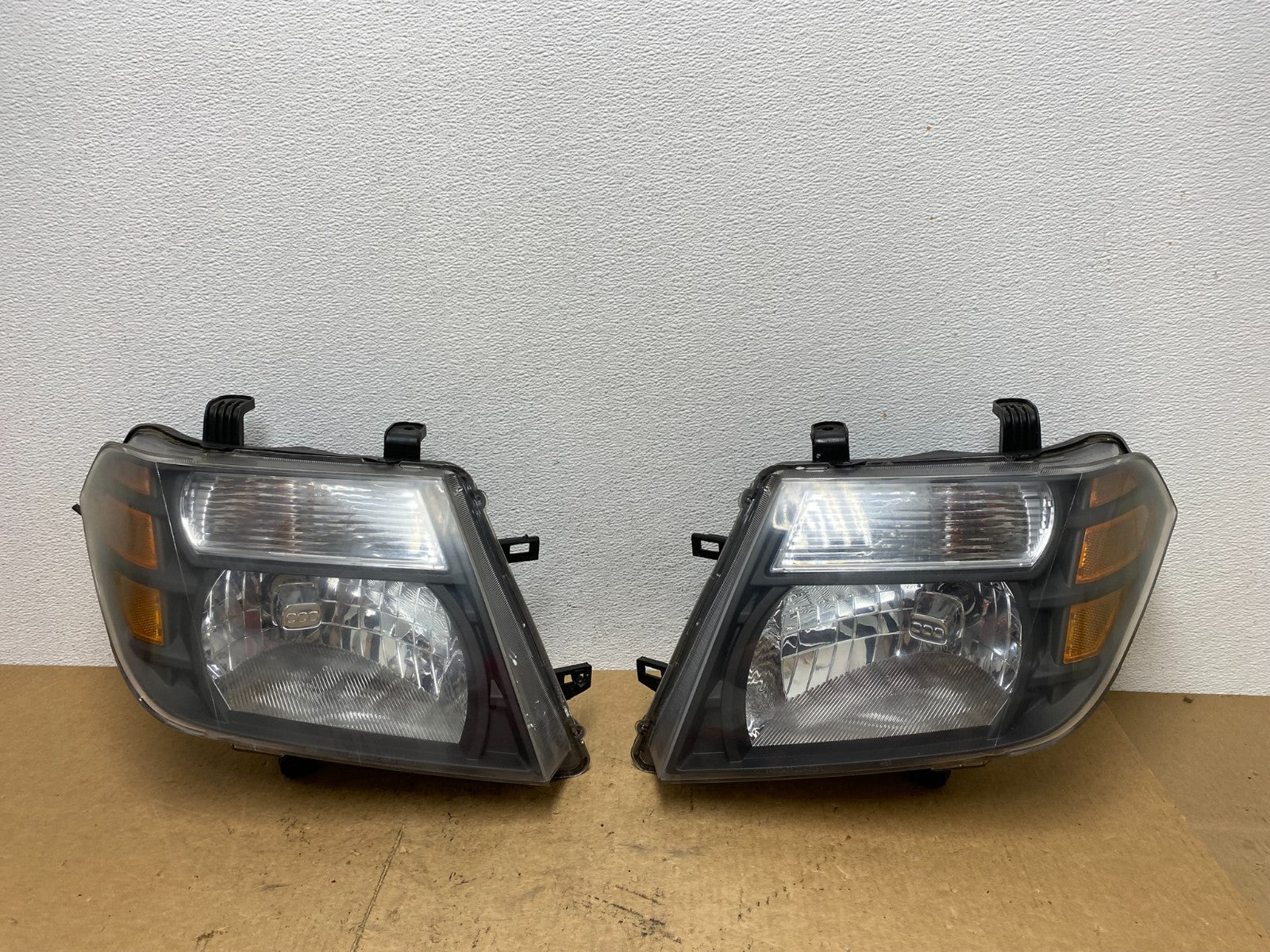 2008 to 2012 Nissan Pathfinder Halogen Headlight Left+Right Set AC3580 DW0