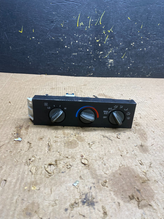 2001 - 2007 GMC Chevrolet Express 1500 Climate Control A/C Z7222 DG0
