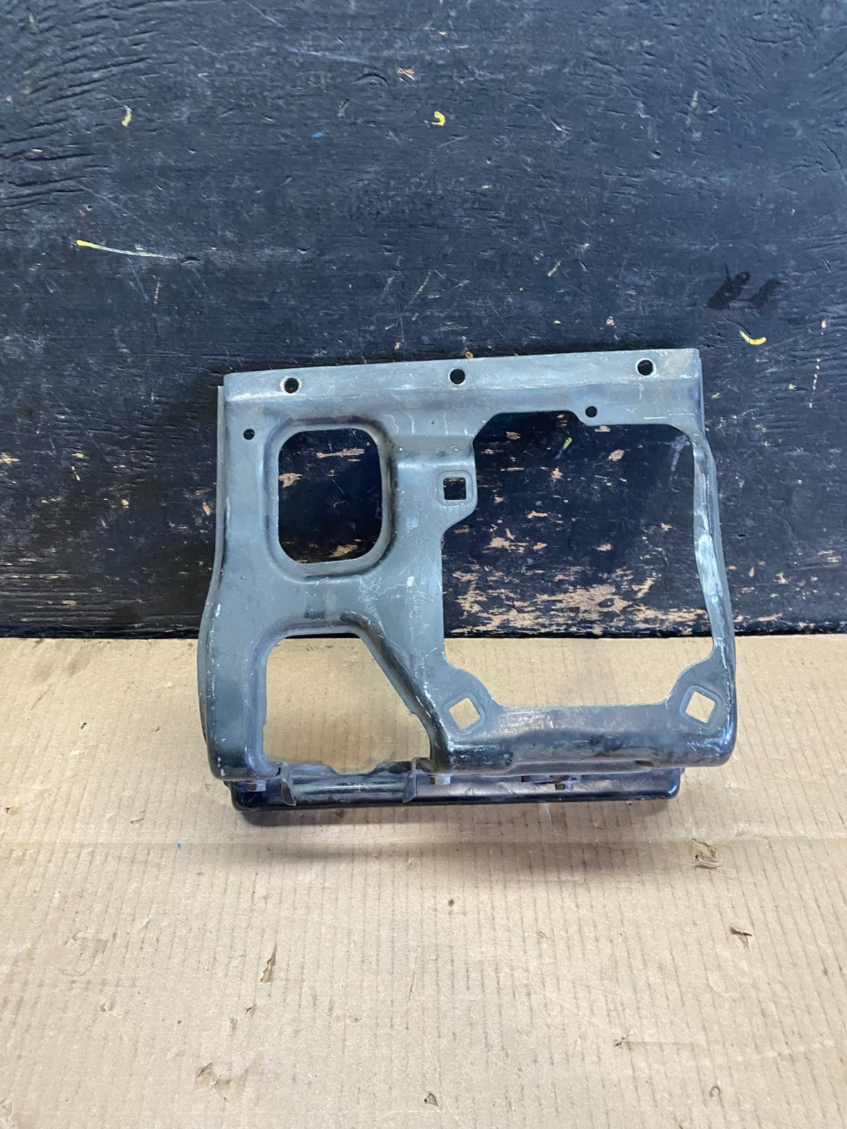 2007 to 2011 Mercedes CLS550 W219 Front Center Radiator Support Bracket W5742 PS0