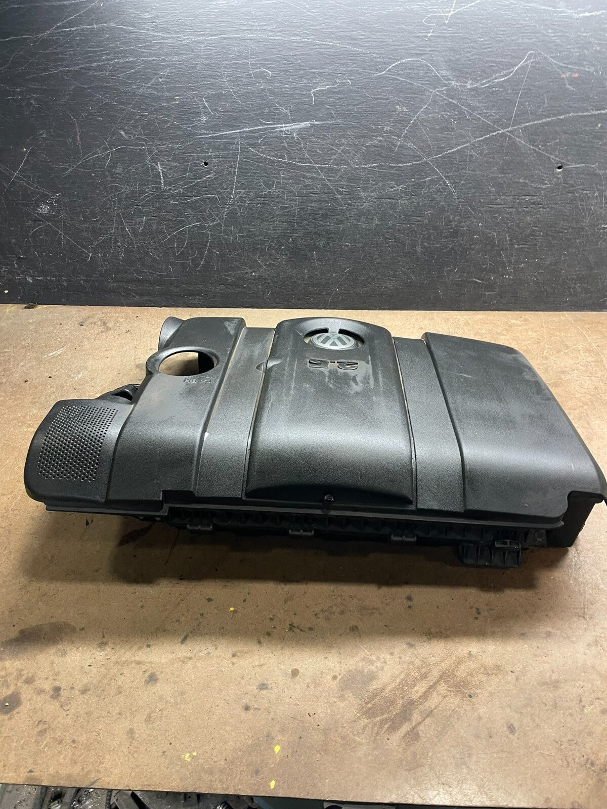 2005 to 2008 Volkswagen Jetta Beetle 2.5L Passat Engine Cover 07k129601j L4156 D1