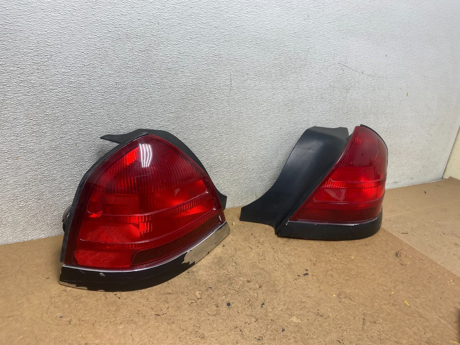 1998-2003 Ford Crown Victoria Left+Right Side Tail Lights T0989 DW2