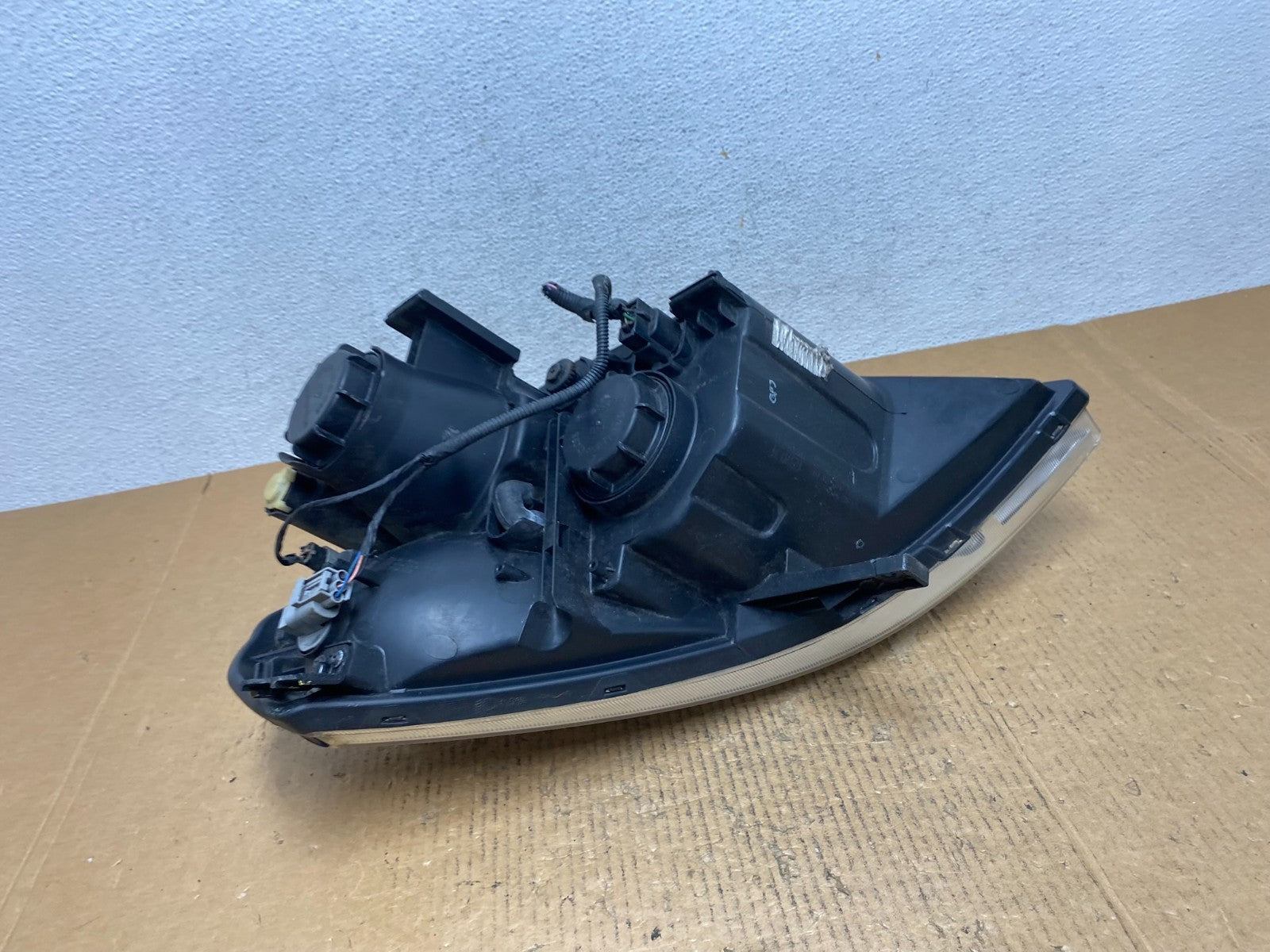 2008-2012 Kia Sedona Right Passenger RH Side Headlight Halogen AE1485 DW7