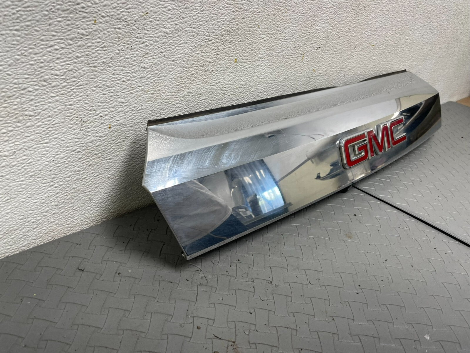 2010-2015 Gmc Terrain Lift Gate Handle Trim With Back Up Camera A7788 DG2