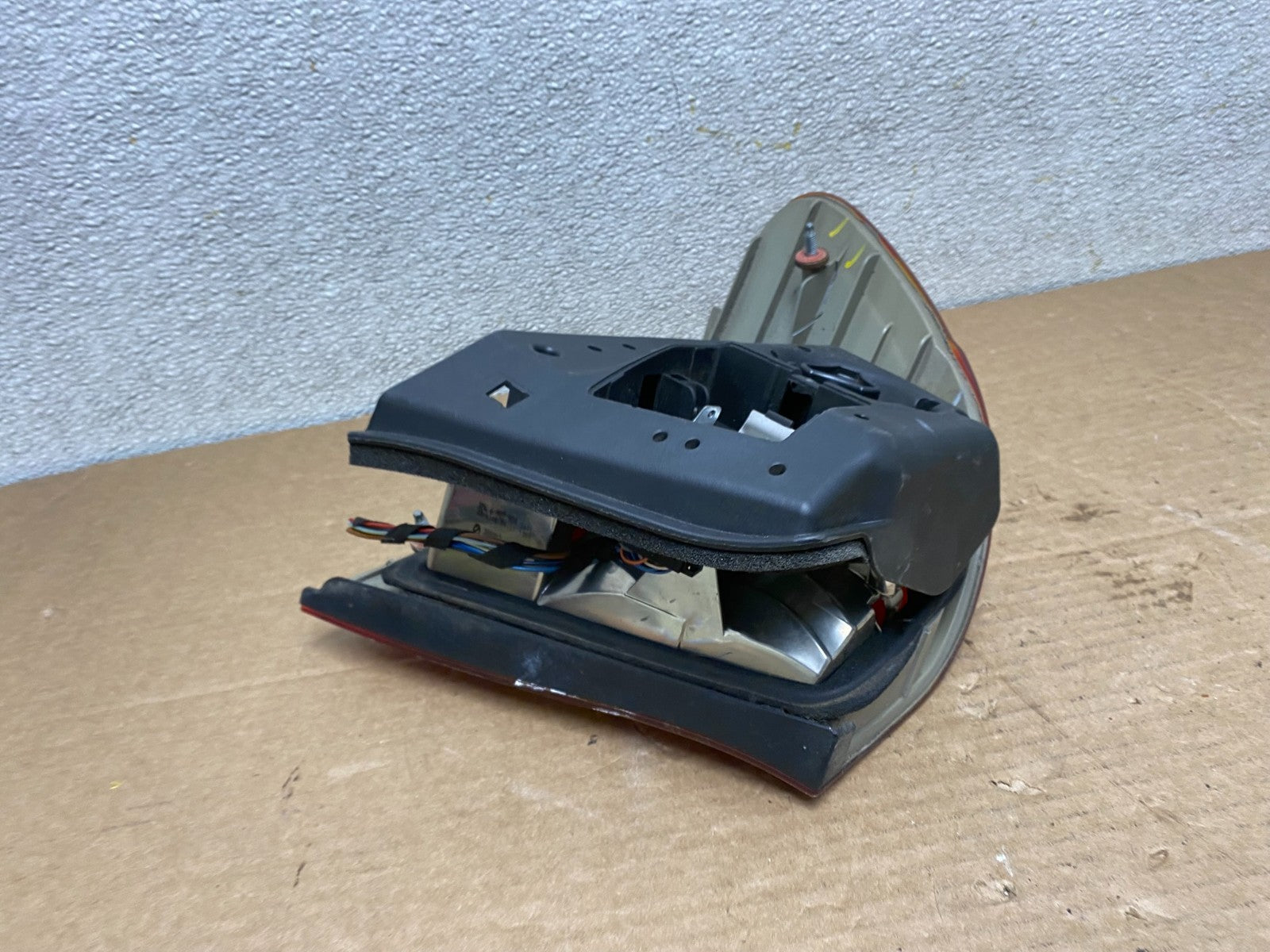 2002 -  2005 BMW 3 E46 Series Right Passenger RH Side Tail Light Z1430 DW5