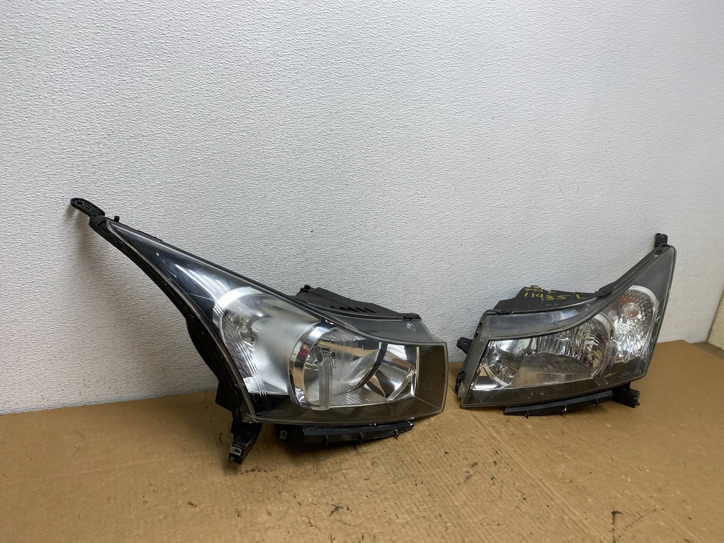 2011 to 2015 Chevrolet Cruze Halogen Left+Right Set Headlights AC8164 DW2