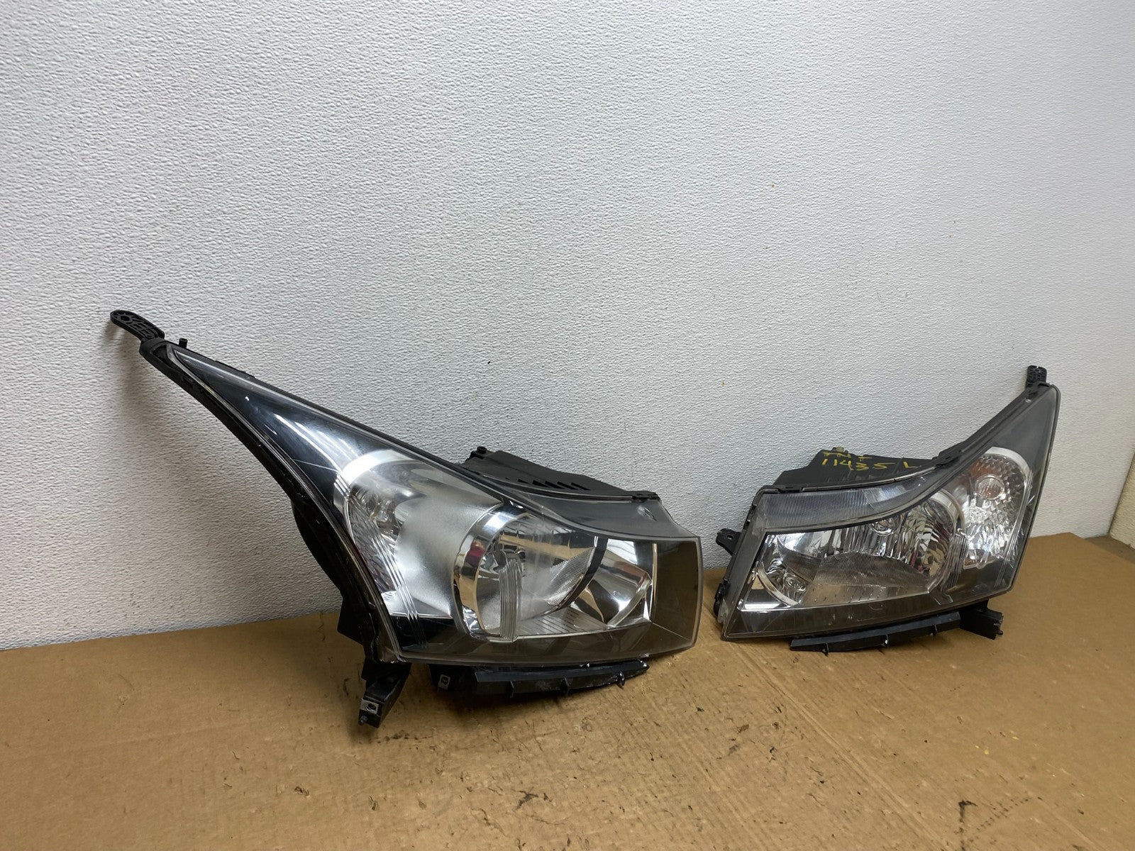 2011 to 2015 Chevrolet Cruze Halogen Left+Right Set Headlights AC8164 DW2