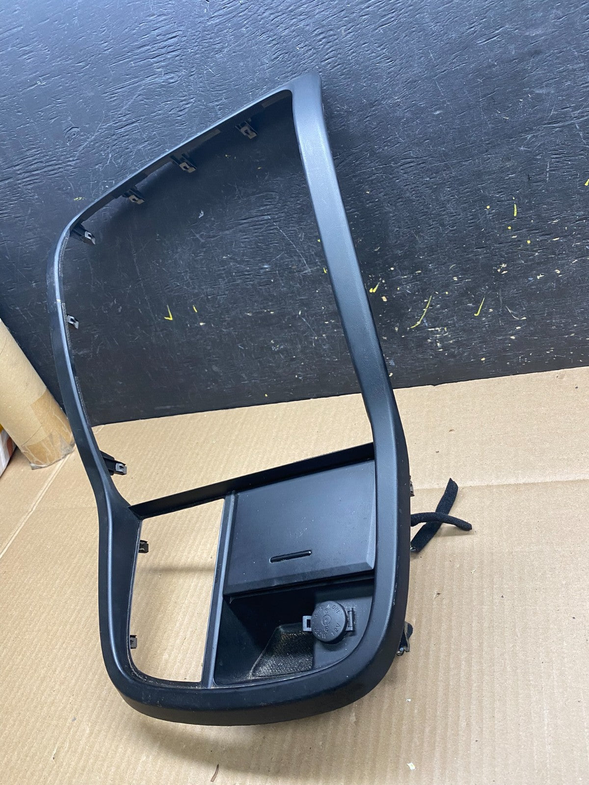 2002 - 2005 Kia Sedona Center Radio Clock Bezel Air Vent U5896 DG2