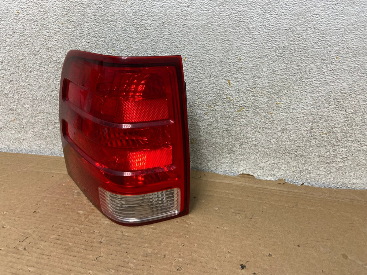 2003 2004 2005 2006 Ford Expedition Left Driver Lh Tail light AH8547 LK2