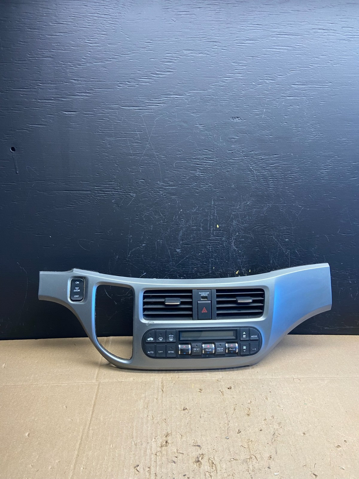 2005 to 2010 Honda Odyssey  Radio Climate Control Dash Trim Bezel Oem AB9785 DG0