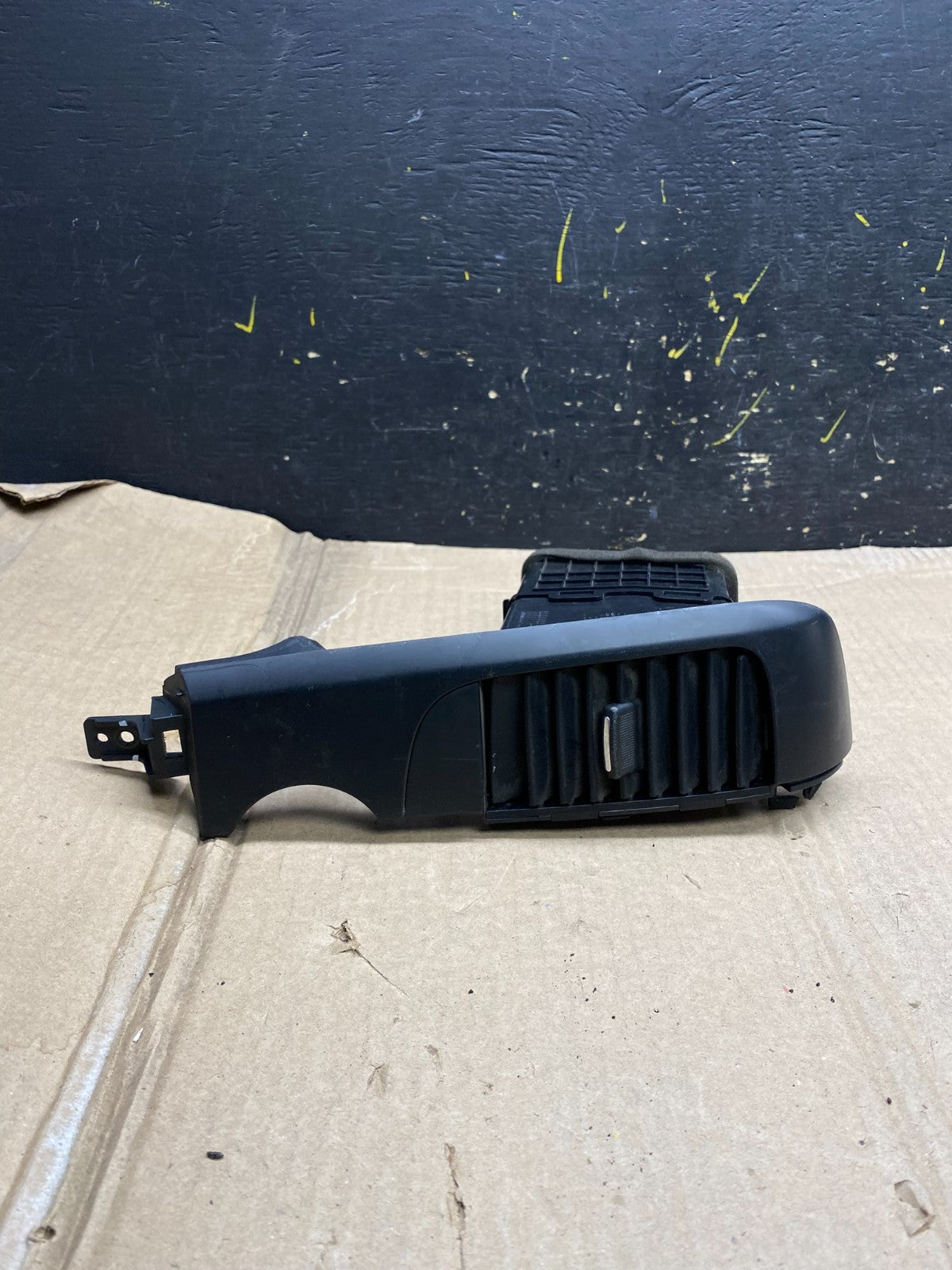 2006-2012 Kia Sedona Front Left Driver Center Dash AC Air Vent Grille OEM X20580
