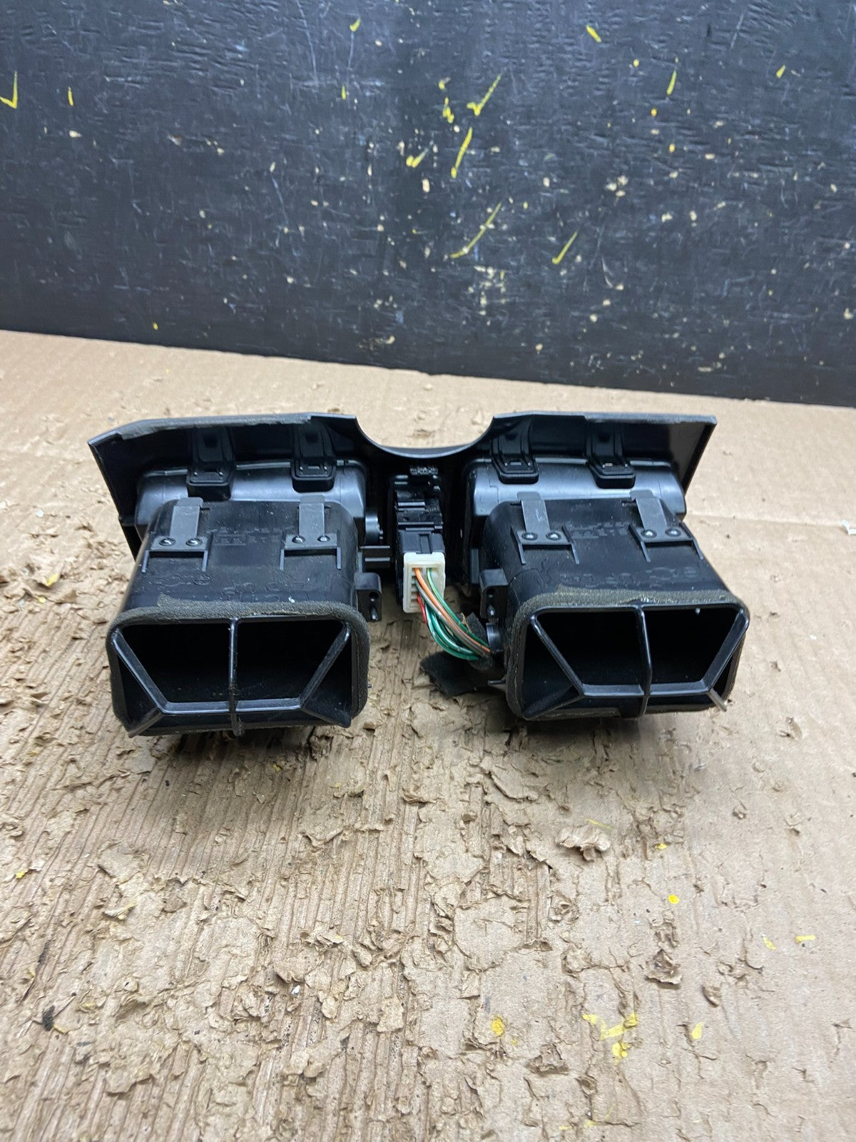 2000 2001 Infiniti I30 Center Dashboard Air Vent OEM W0049 DG3