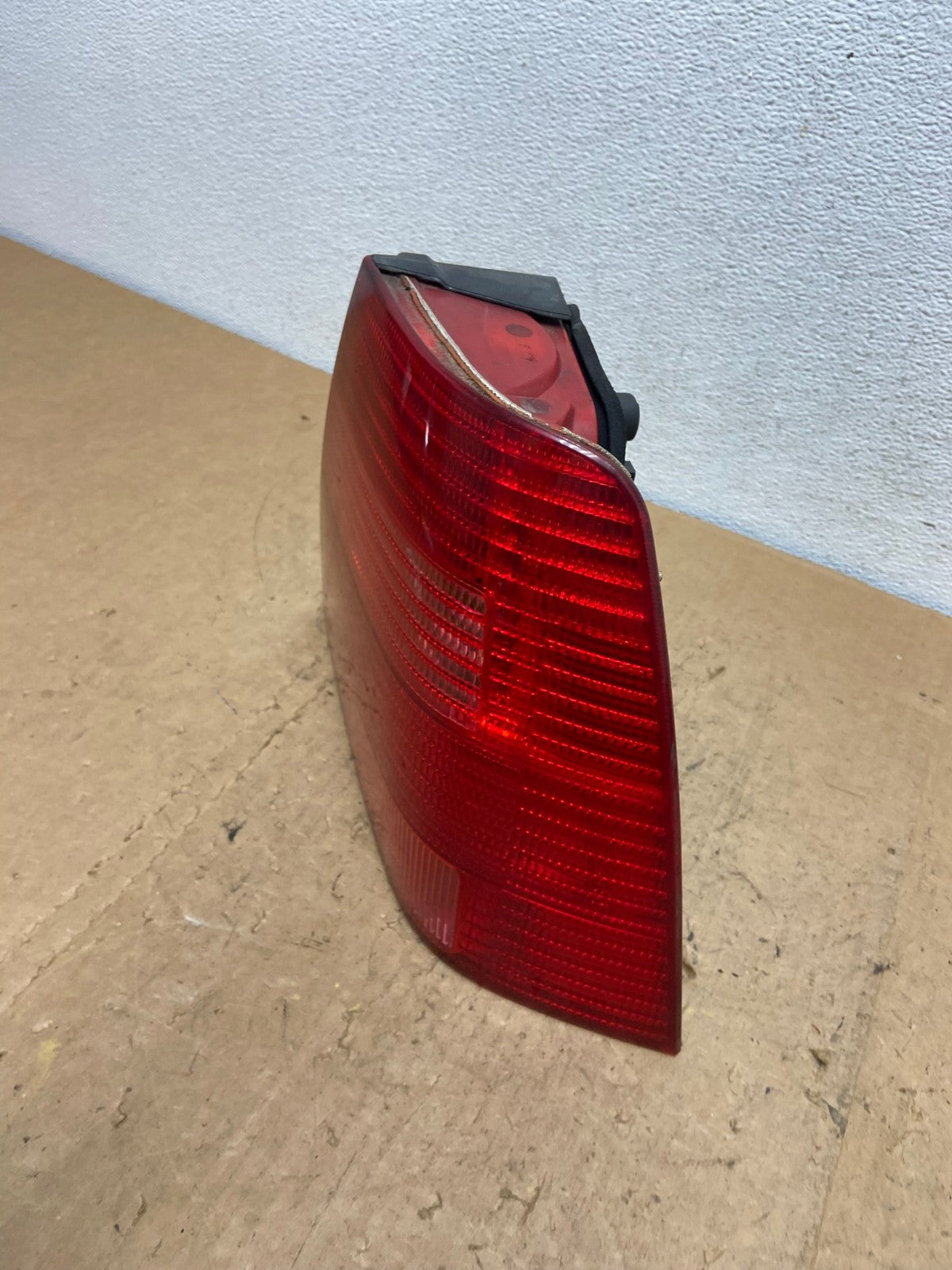 1999 to 2003 Volkswagen Jetta Sedan Right Passenger Tail Light AD0664 LK1