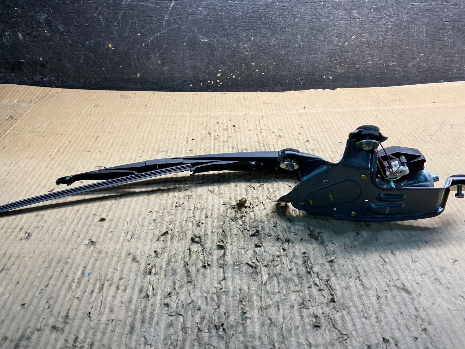2009 to 2012 Toyota Matrix Rear Wiper Windshield Motor OEM Y1524 DG5