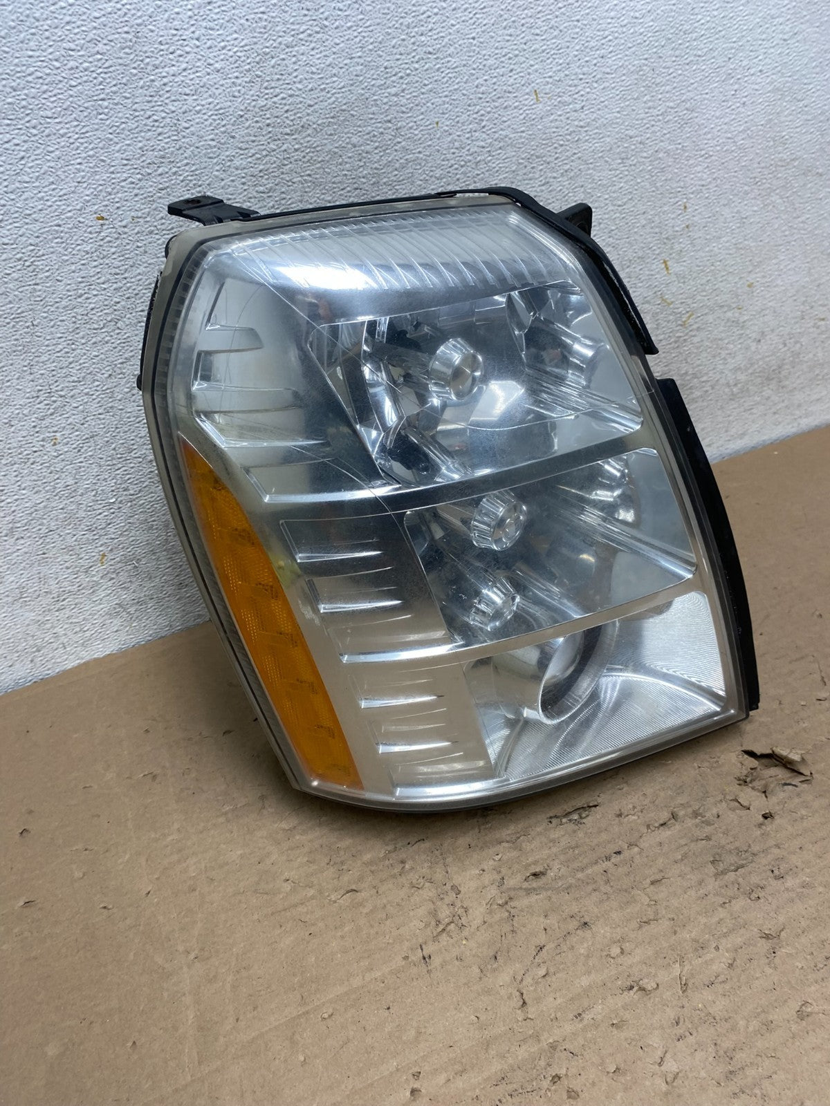 2007 - 2014 Cadillac Escalade Right Passenger Side Xenon HID Headlight AI1075 DW2