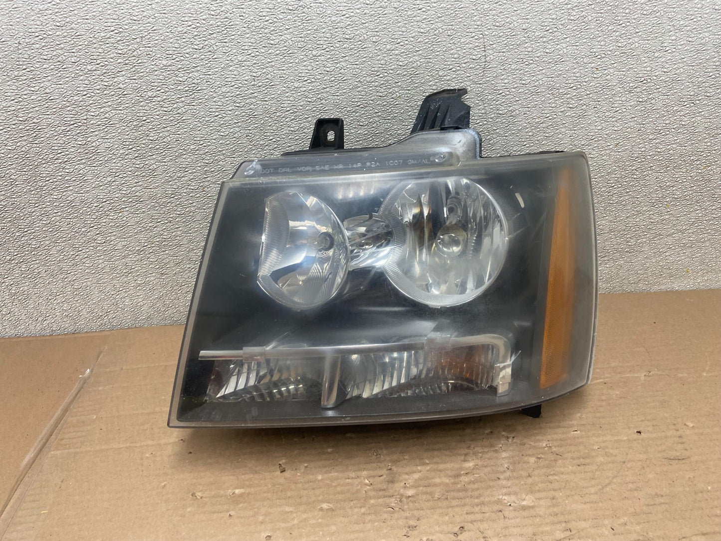 2007 to 2013 Chevrolet Suburban Tahoe Left Driver LH Headlight Oem AA8802 DW0