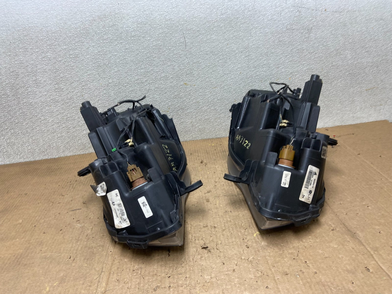 2008 to 2016 Chrysler Town and Country Left+Right Side Headlights AA7122 DW11