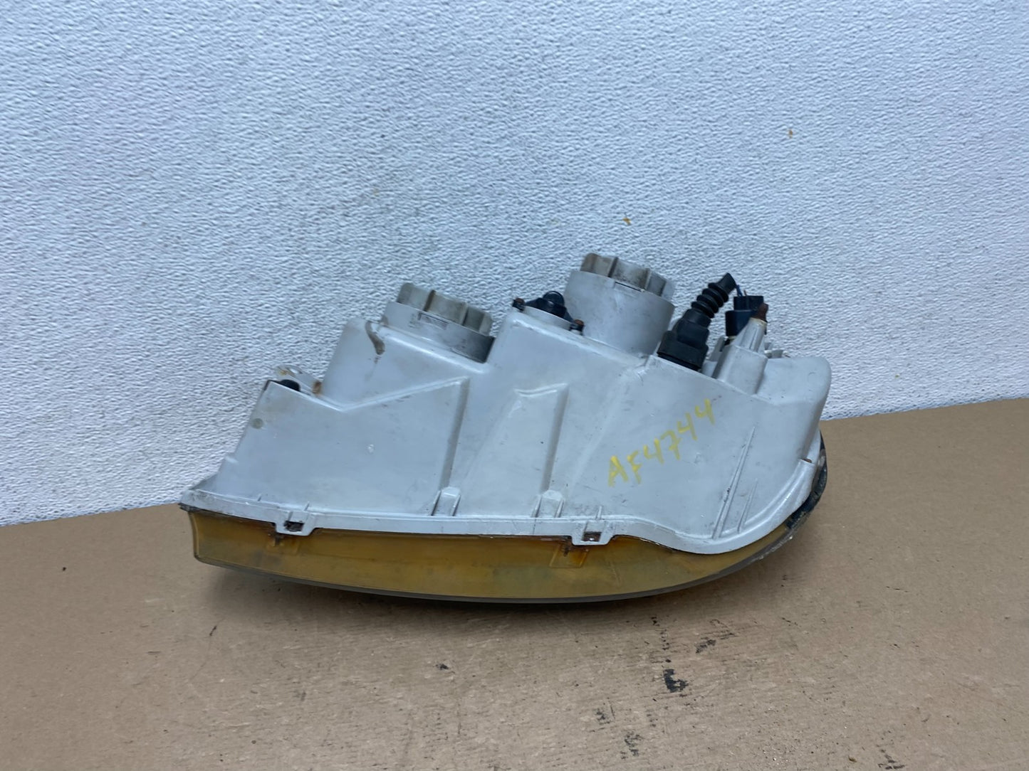 2001 2002 2003 Hyundai XG350 XG Right Passenger Headlight Halogen AF4744 DW9